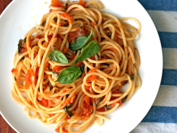 今晚下午：意大利烧烤晚餐，将是夏季的番茄沙拉