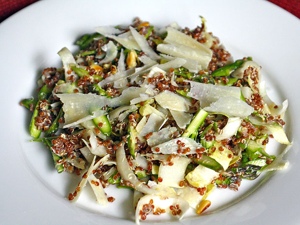 Mindy Fox的Red藜麦，生芦笋和带有剃光的Parmigiano-Reggiano食谱的Endive Salad